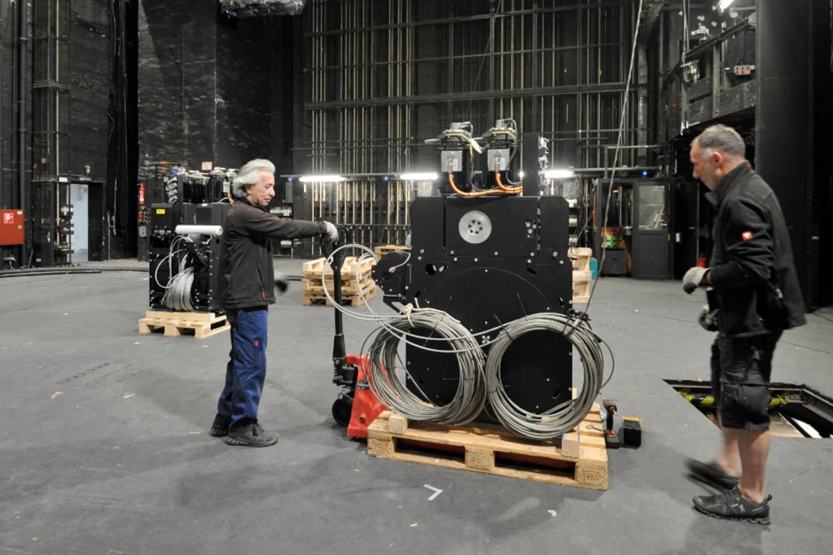 Theater-Techniker schlachten altes Schauspielhaus in Chemnitz aus