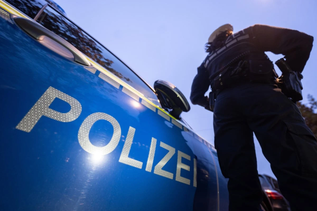 Festgefahren: Autodiebe landen im Feld und flüchten zu Fuß