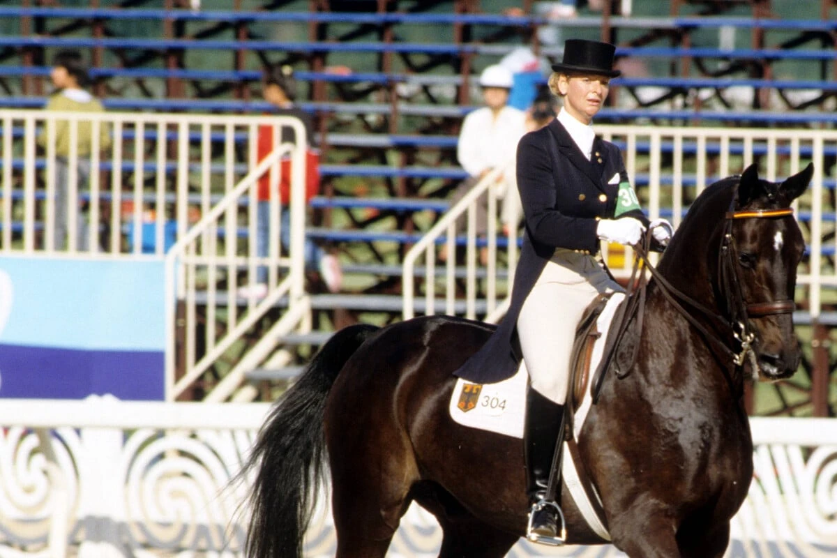 Finger fast komplett abgetrennt! Papagei verletzt deutsche Olympia-Siegerin schwer