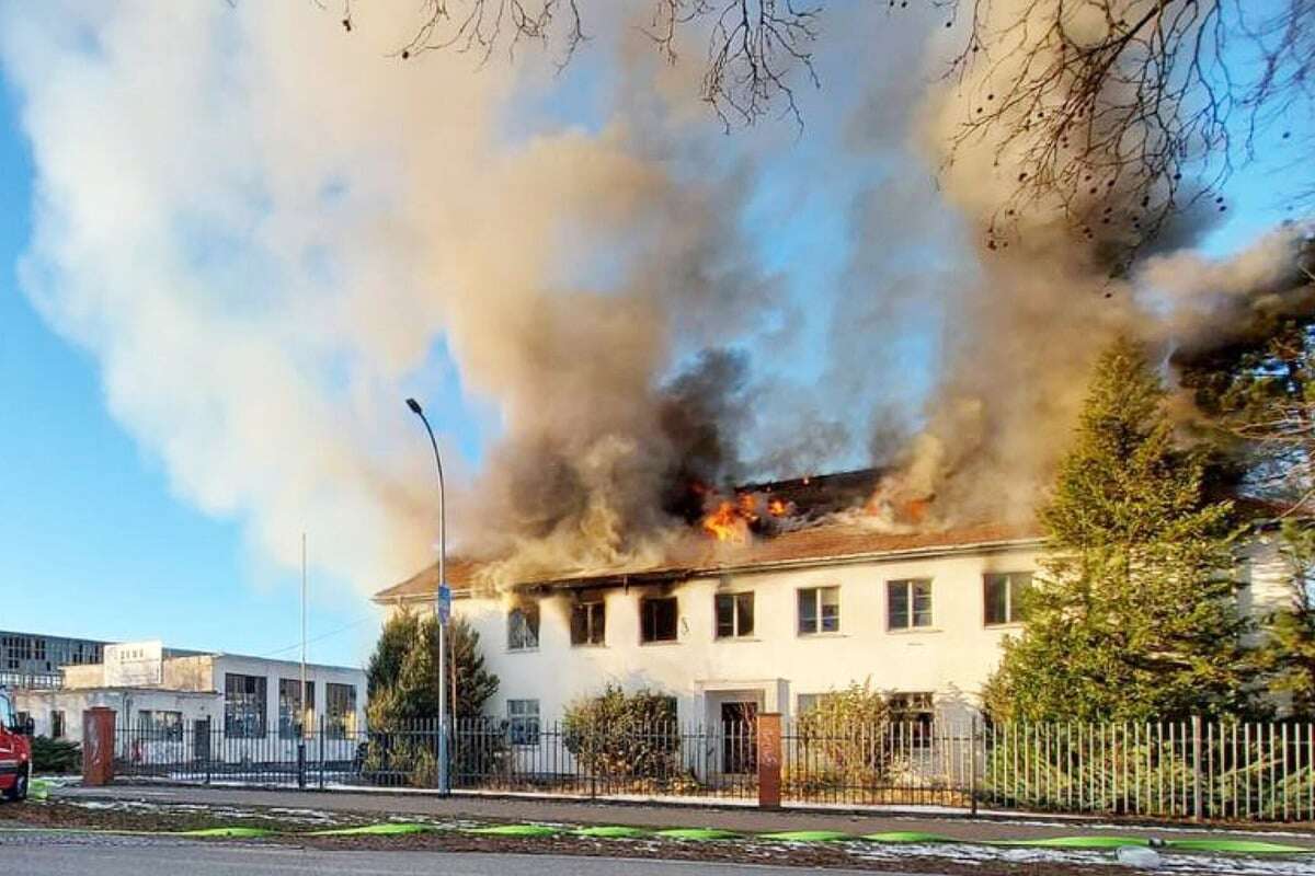 Großbrand auf Industriegelände in Pritzwalk: Löschwasser droht zu gefrieren