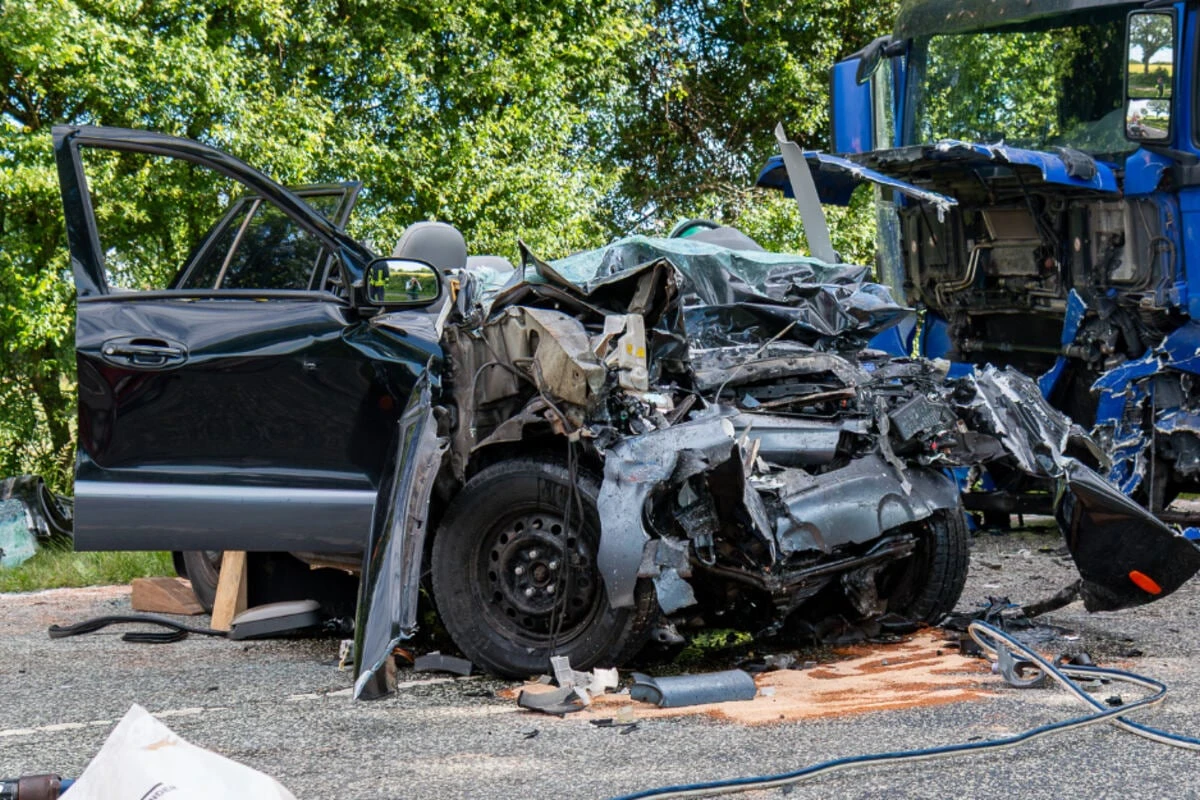 Horror-Unfall! Hyundai kracht frontal in Lkw, Fahrer stirbt