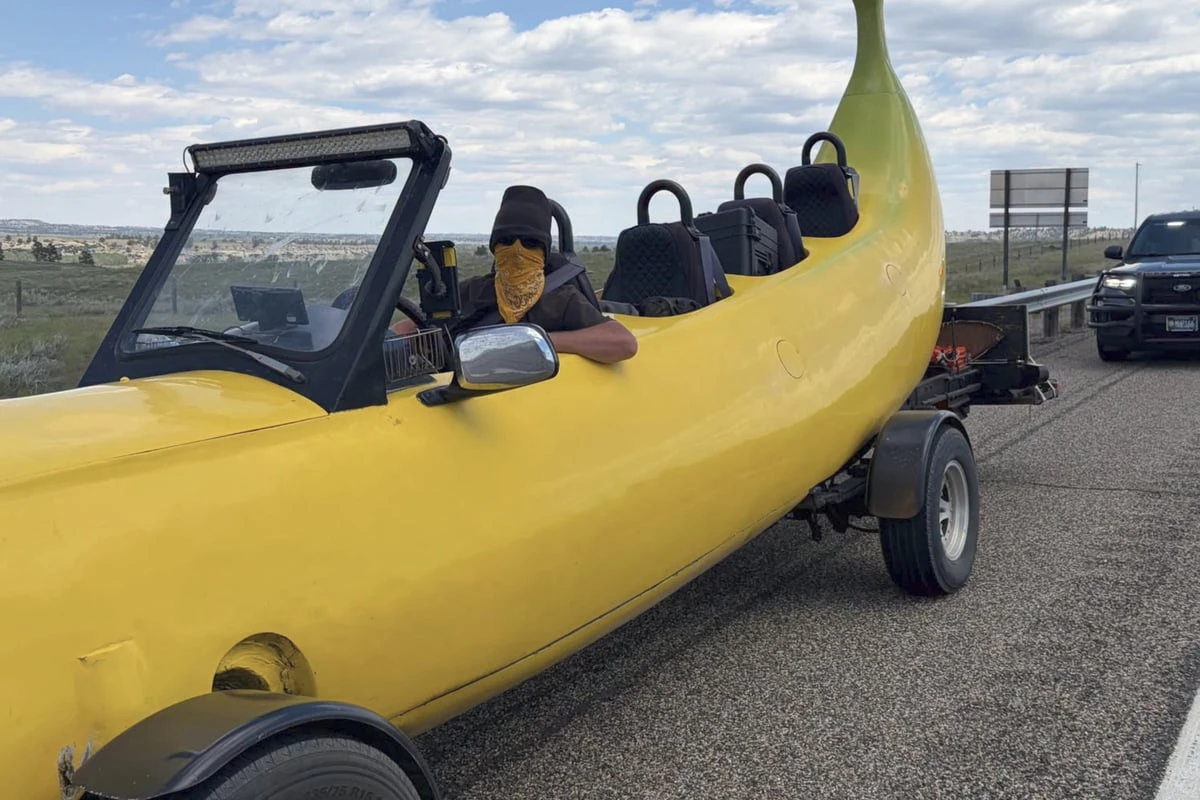 Polizei stoppt Riesen-Banane auf der Autobahn