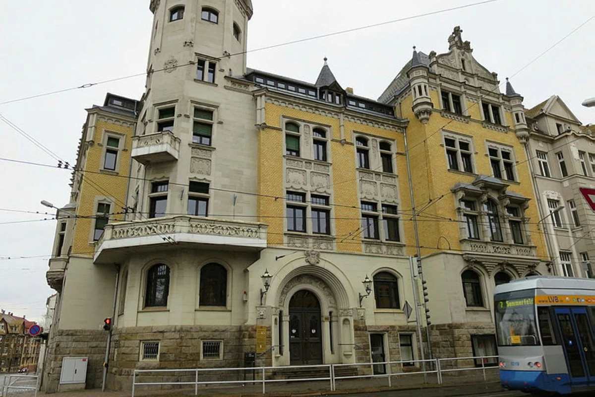 Radfahrerin bei Unfall mit Auto im Leipziger Westen verletzt: Polizei bittet um Mithilfe