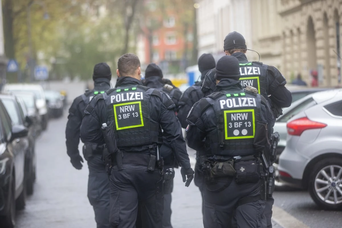 Schock-Tat im Studentenviertel: Mann aus fahrendem Auto angeschossen
