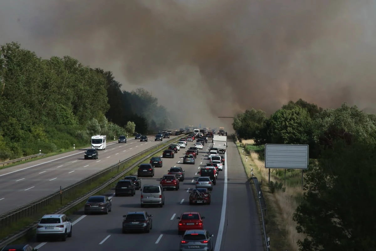 Riesige Rauchwolke über A10: Autobahn gesperrt!