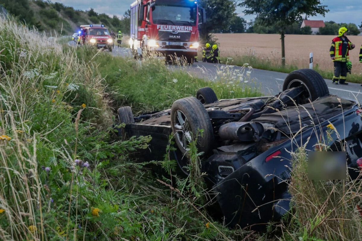 Kurioser Suff-Unfall in Sachsen: Toyota-Fahrer flieht nach Dachlandung!