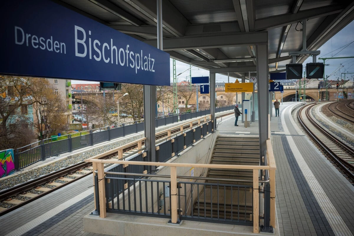 Mann attackiert Passanten am Bischofsplatz: Bei seiner Flucht springt er von der Brücke