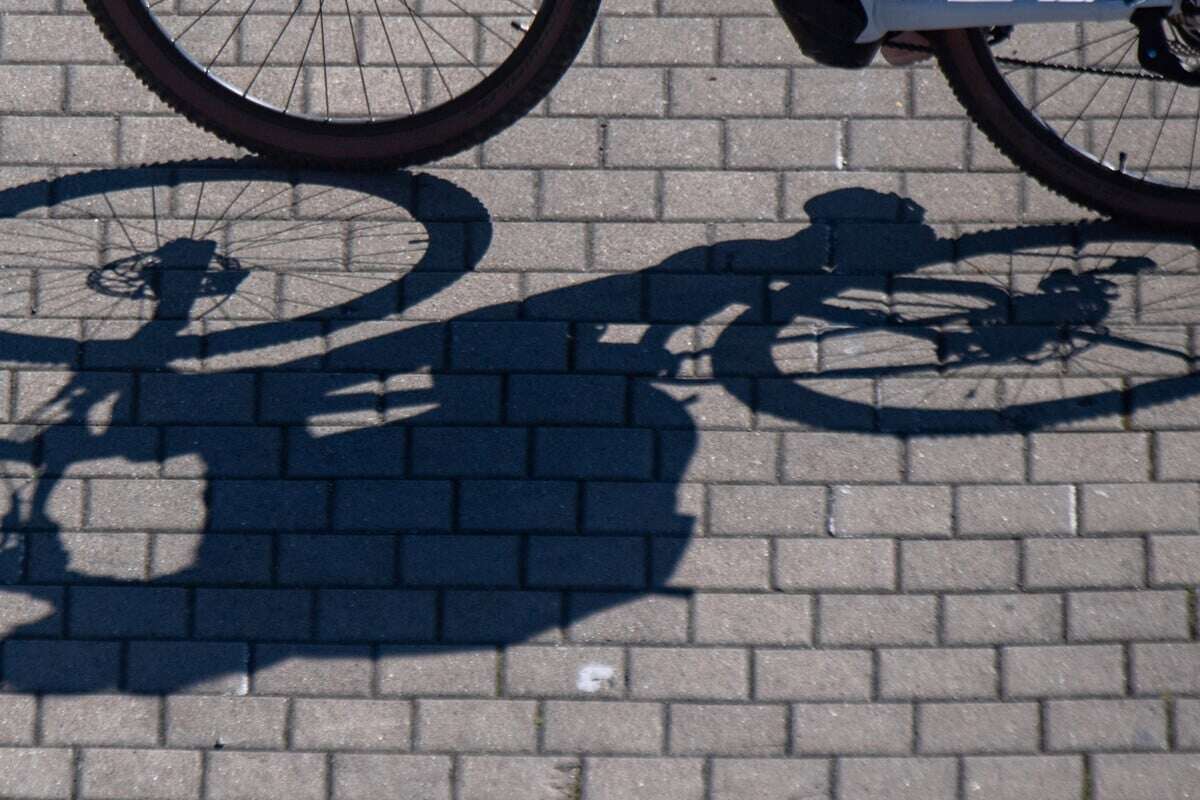 Schlimmer Unfall in Halle: Mann stürzt von Fahrrad und stirbt