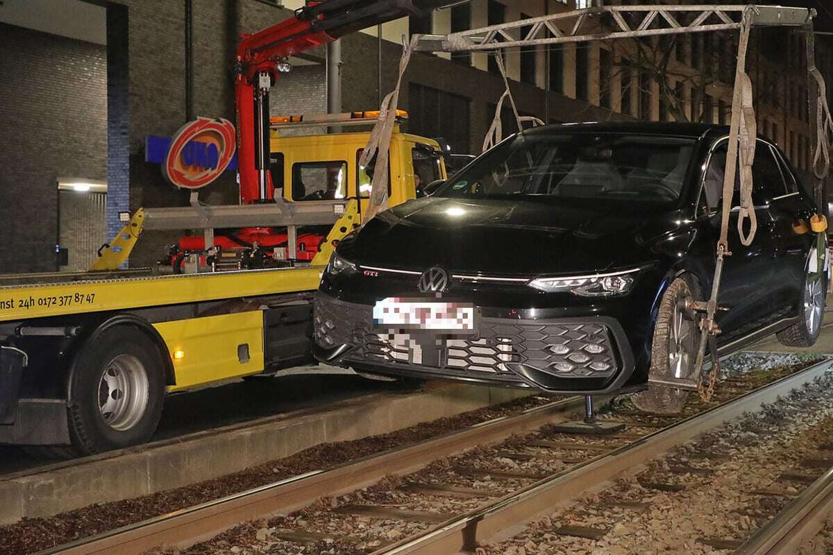 Kran-Einsatz in der Nacht: Auto blockiert Straßenbahngleise!