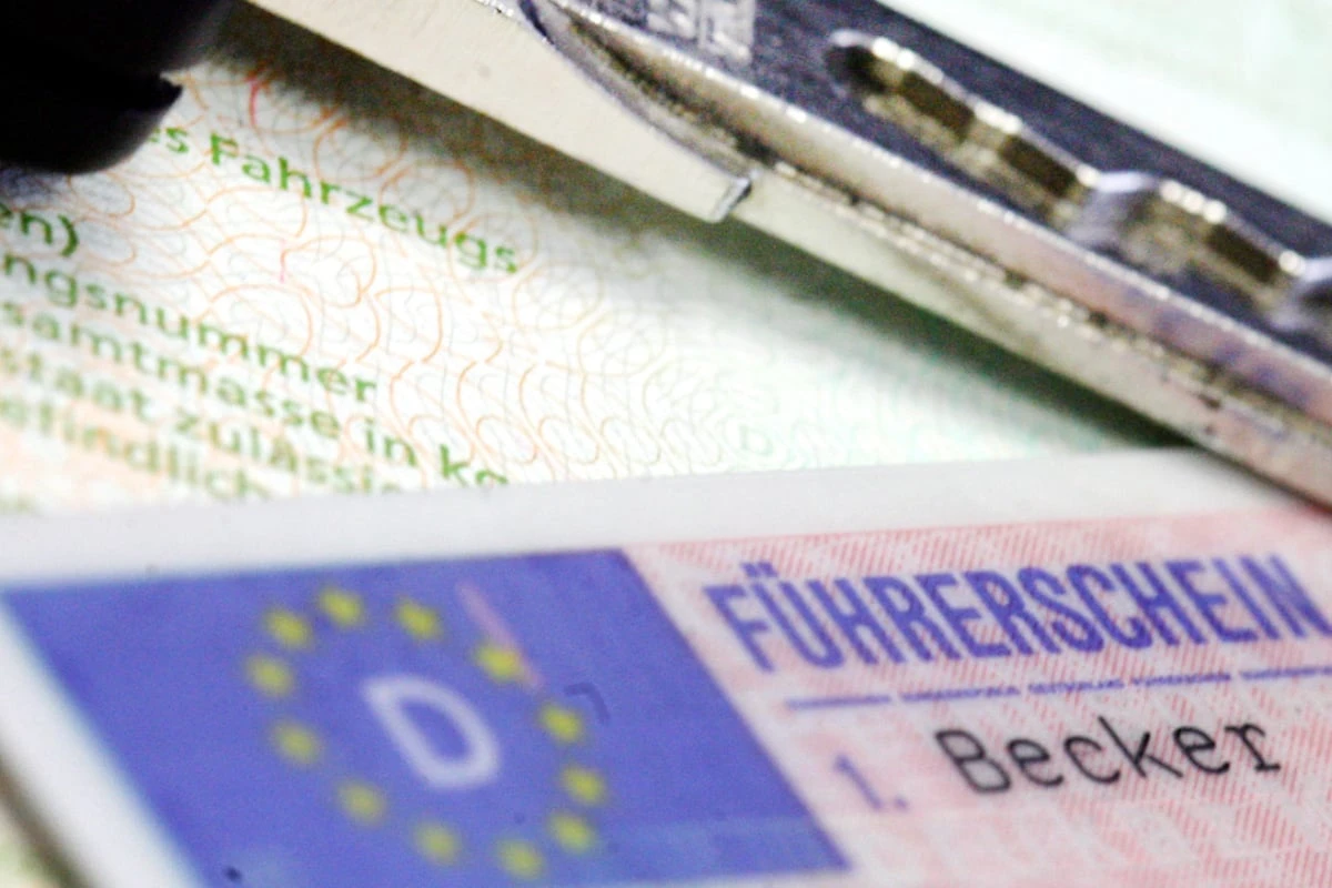 Führerschein entzogen und neuen beantragt: Zwei Lappen beschäftigen die Polizei