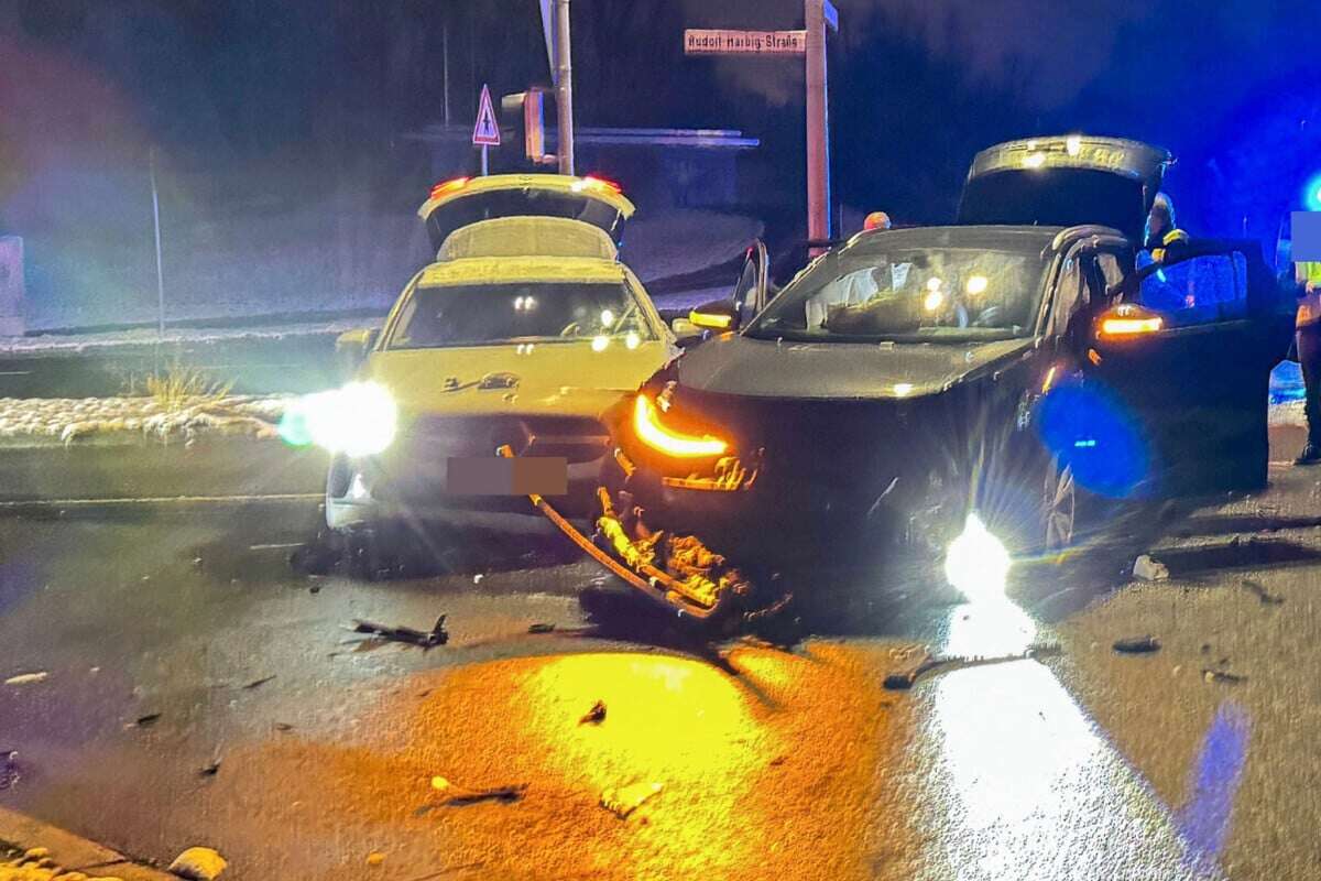 Zwischen VW und Mercedes kracht's: Hoher Schaden nach Unfall