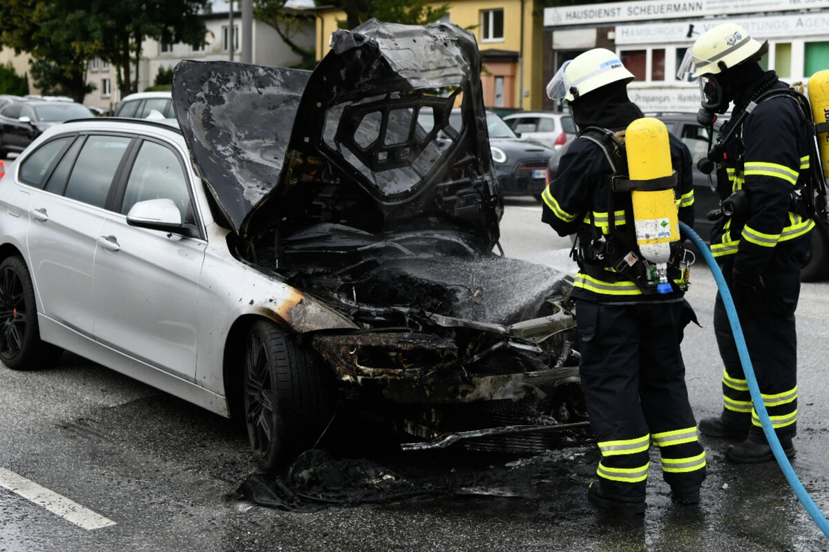 Auto gerät während Fahrt in Brand und löst Verkehrschaos aus