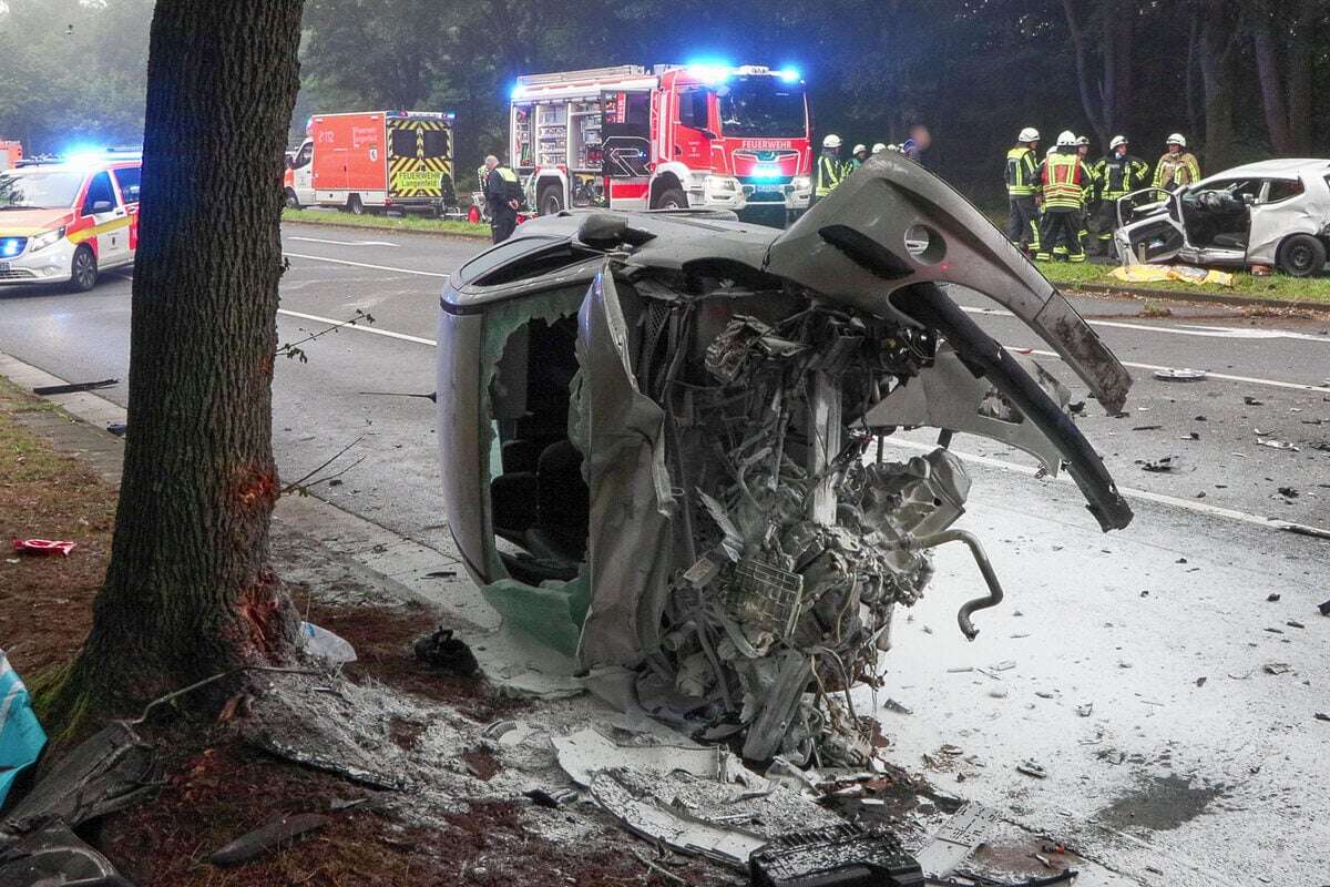 Mann flüchtet vor Polizei und baut heftigen Unfall: Zwei Schwerverletzte