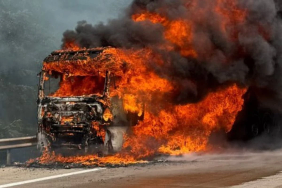 Brennender Sattelzug sorgt für Vollsperrung der A7 Richtung Süden