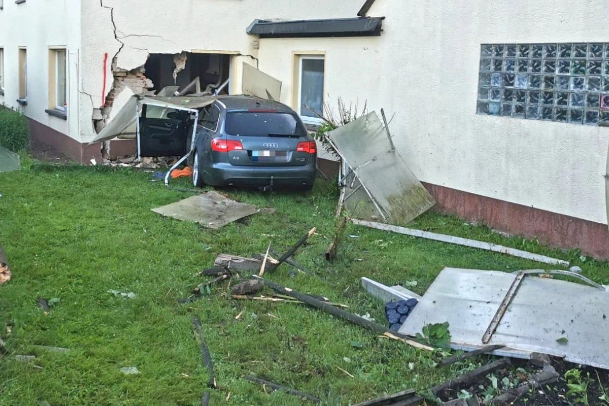 Zwei Verletzte bei Unfall in Sachsen: Auto kracht in Hauswand