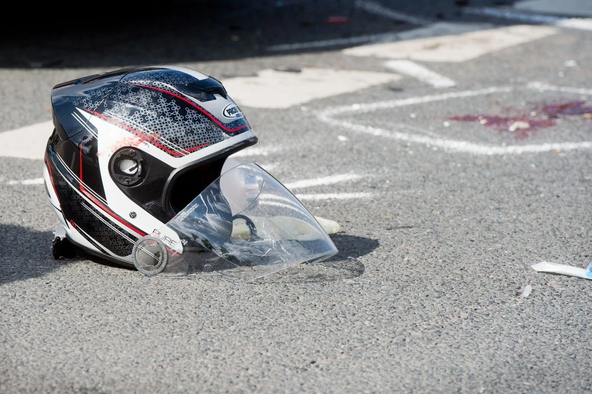 Volvo-Fahrer rammt Suzuki von der Straße: Biker stirbt vor Ort an Verletzungen