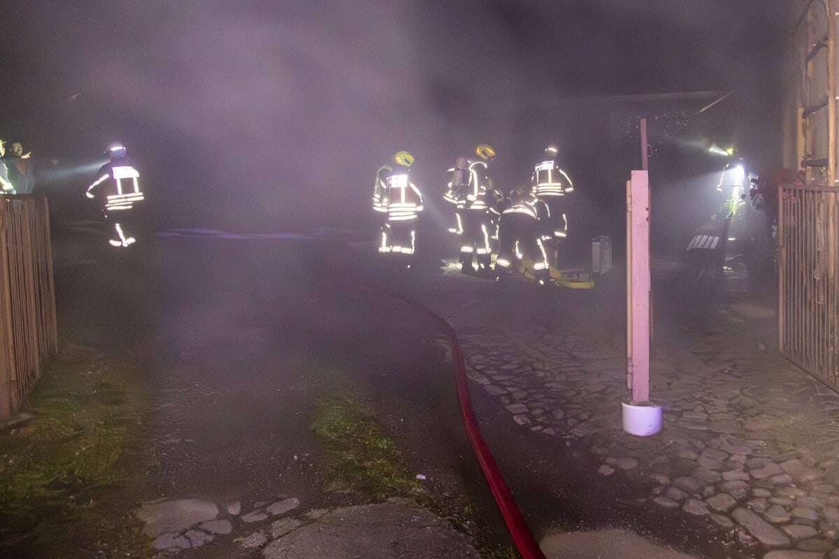 Feuerwehreinsatz im Erzgebirge: Brand in Keller ausgebrochen