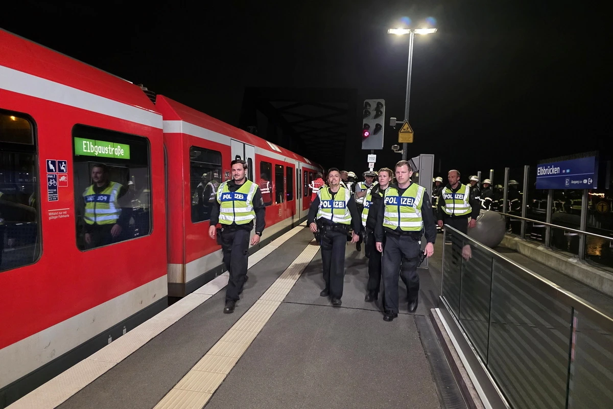 S-Bahn bleibt mitten auf der Strecke liegen: Über 400 Menschen müssen evakuiert werden