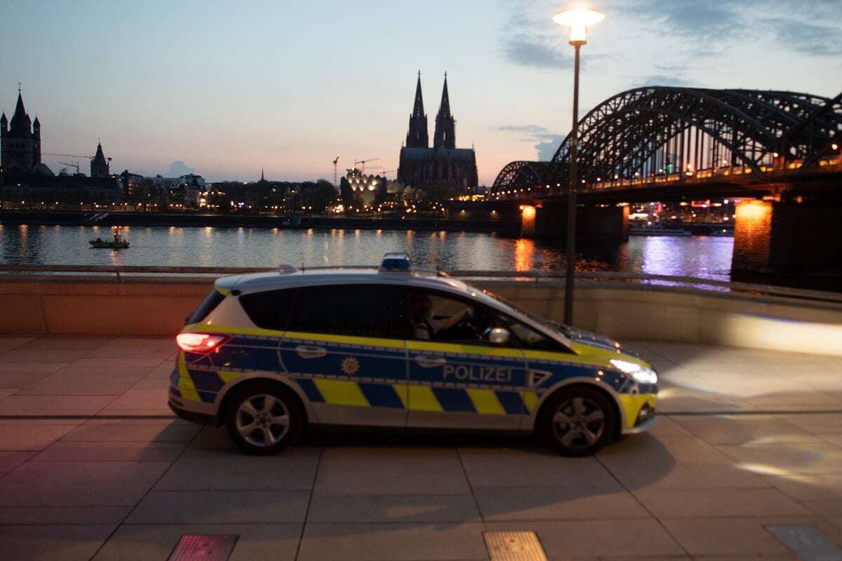 Benz-Fahrer bedroht Autofahrer an Ampel mit Schusswaffe: Kölner Polizei greift durch