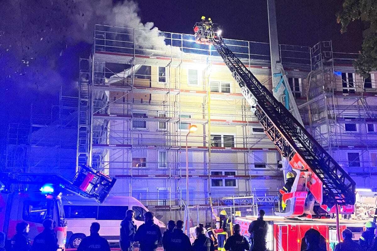 Wohnhaus-Brand in Frankfurt: Feuerwehr muss mit Kettensägen anrücken