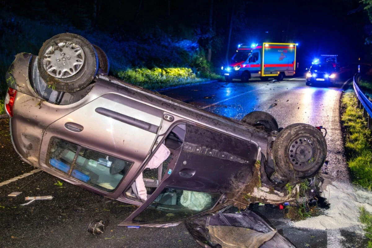 Renault fliegt aus der Kurve und überschlägt sich: Fahrer verletzt