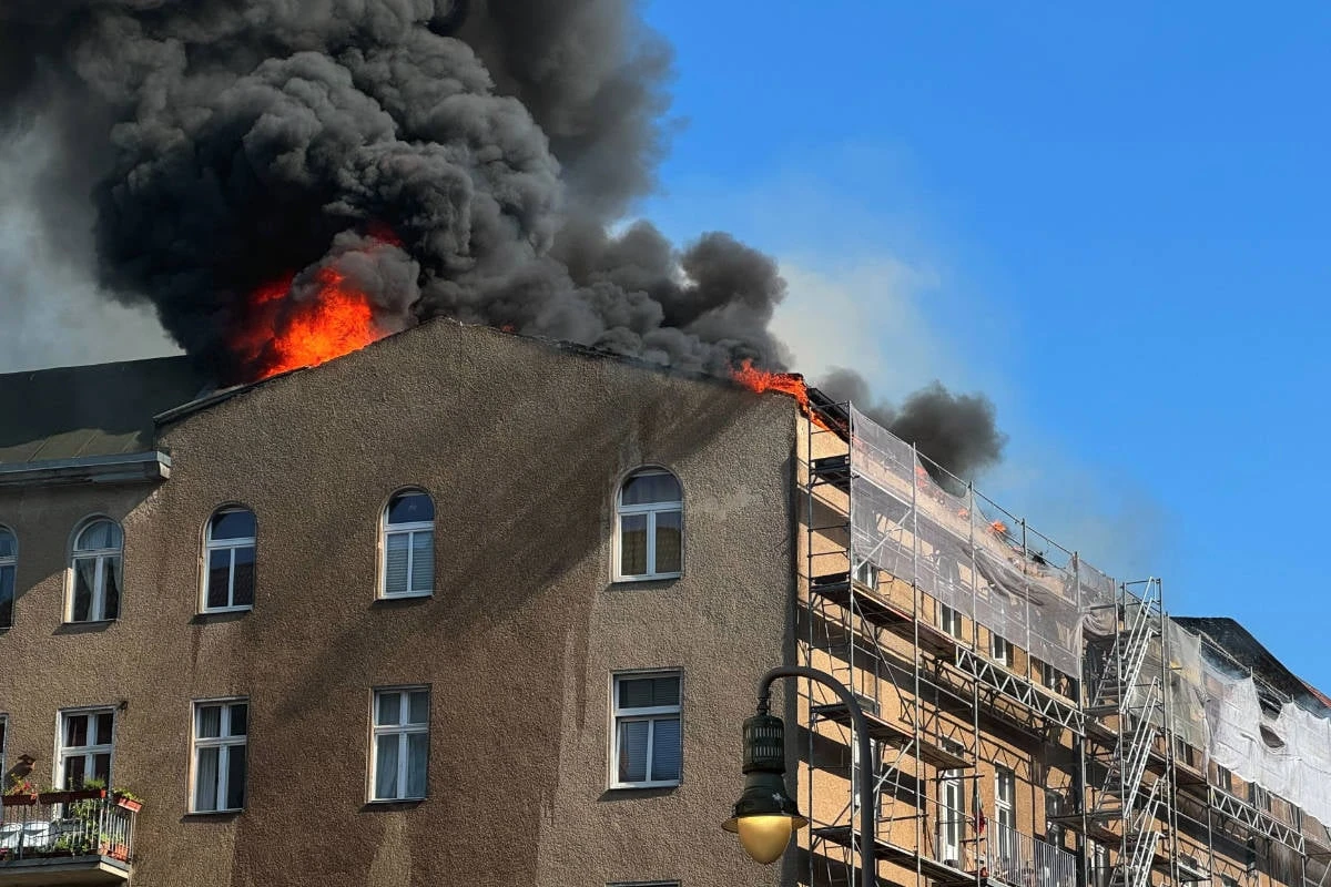 Lösten Dachdecker den heftigen Brand in Schöneberg aus? Polizei ermittelt