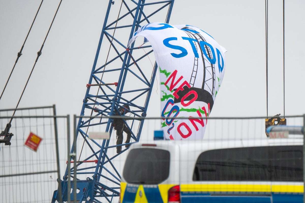 Polizei im Großeinsatz! Klima-Aktivisten stürmen Baustelle von LNG-Terminal