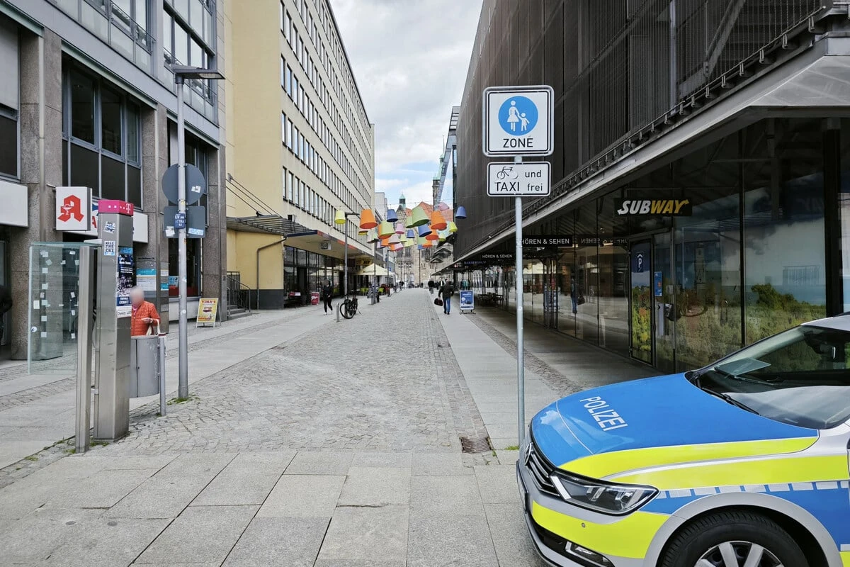 Frau rastet in Chemnitzer City aus: Passanten belästigt, Lokal-Mitarbeiter verletzt