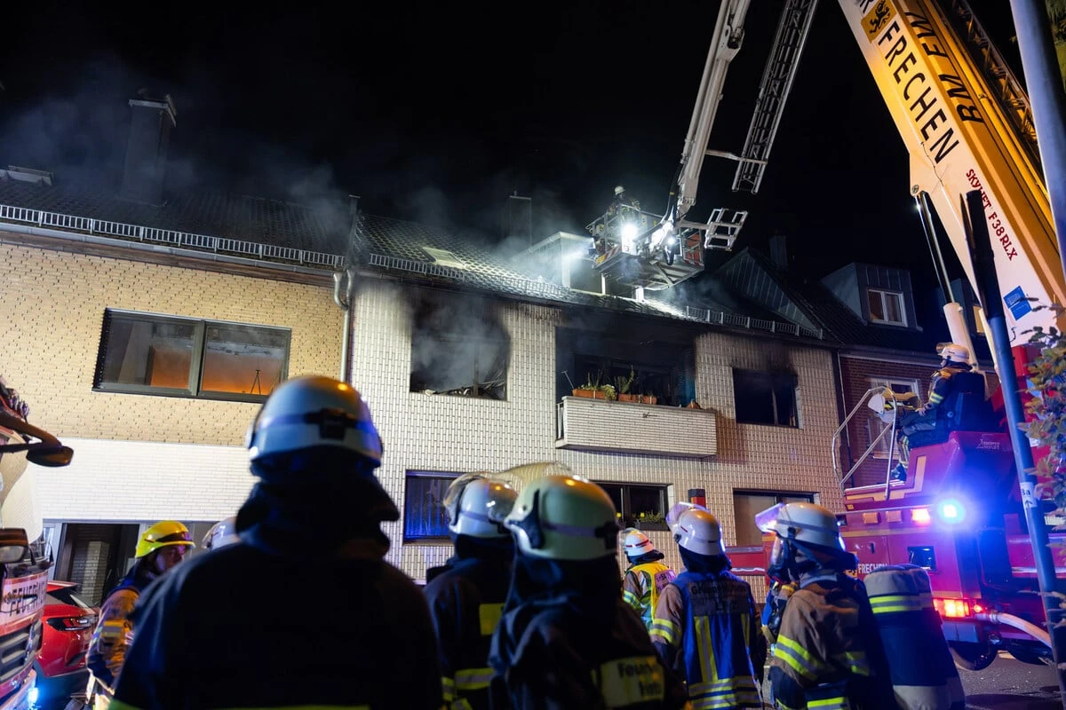 Dramatischer Wohnungsbrand: Bewohner fallen Feuerwehrkräften entgegen