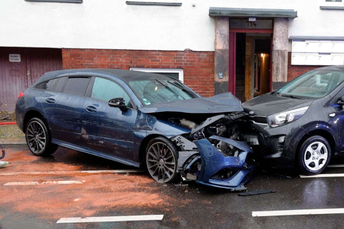 Crash in Chemnitz: Mercedes kracht gegen geparktes Auto