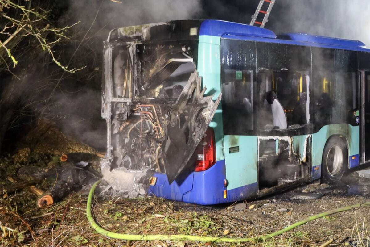 Busfahrer will losfahren, da schlagen Flammen aus dem Heck