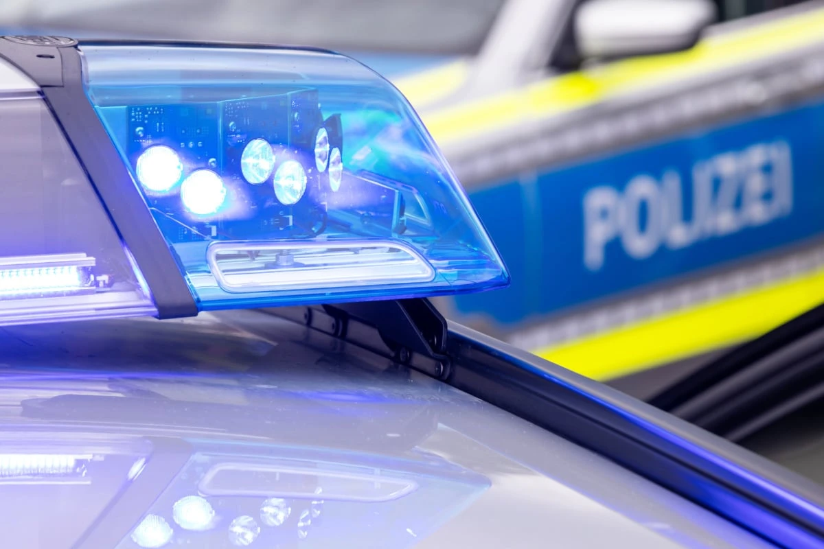 Brutale Attacke an Restaurant: Mann greift Duo mit Messer an! Tat hat Vorgeschichte