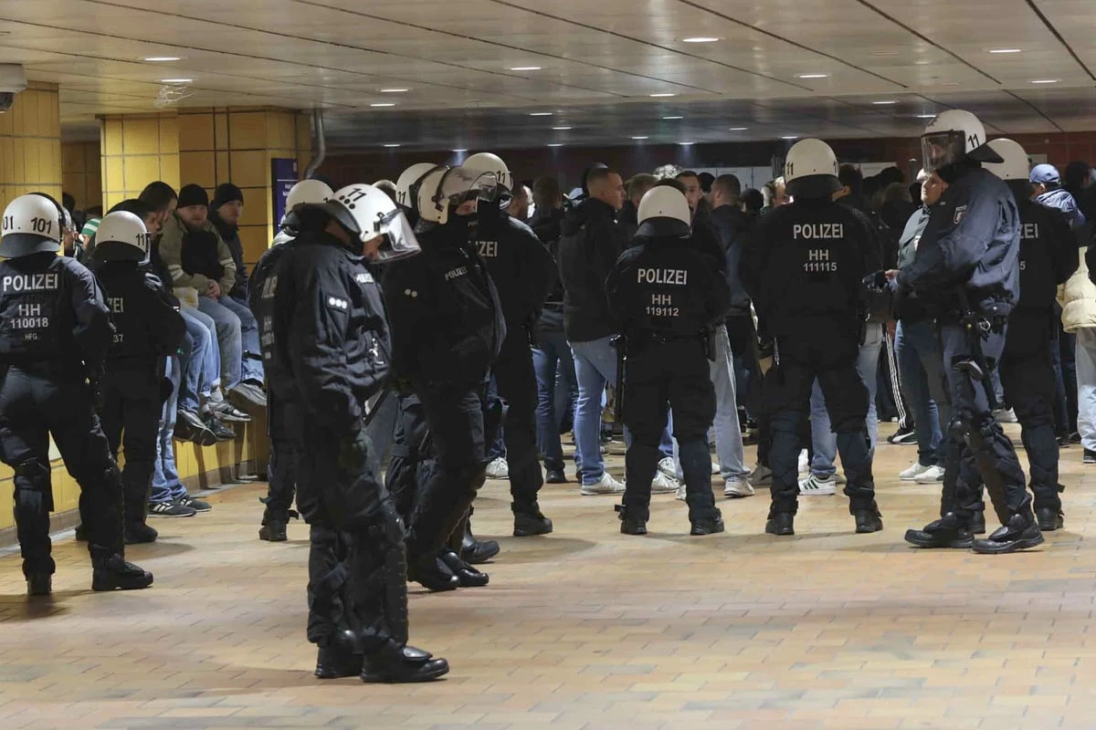 Schlägerei zwischen Fußballfans: Polizei stoppt Hunderte Beteiligte in Hamburg