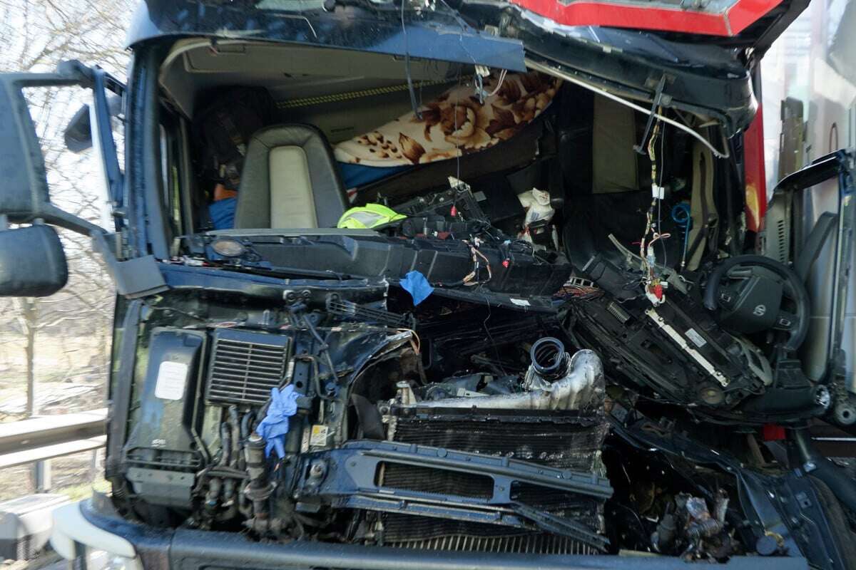 Wieder Lkw-Unfall auf der A1: Fahrer wird in Wrack eingeklemmt