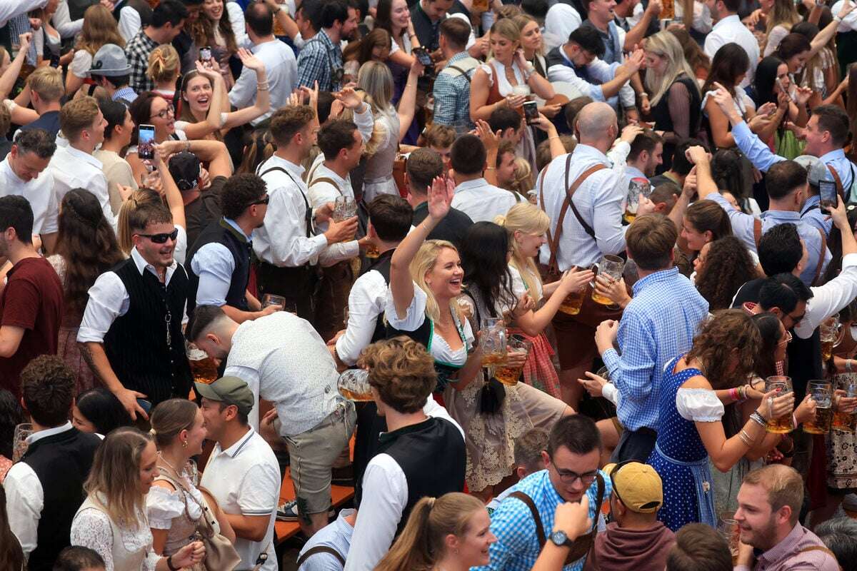 Frau erlebt auf Oktoberfest erst blanken Horror, dann klicken die Handschellen