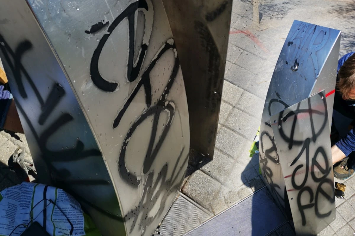 Ausgesprudelt: Vandalismus am Trinkwasserbrunnen Alaunplatz