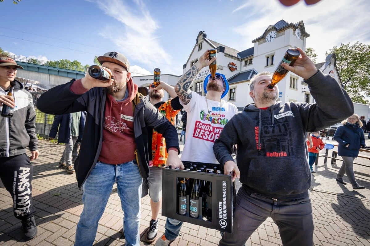 Prost! Chemnitzer Brauerei schickt Männer zum Bierkasten-Marathon
