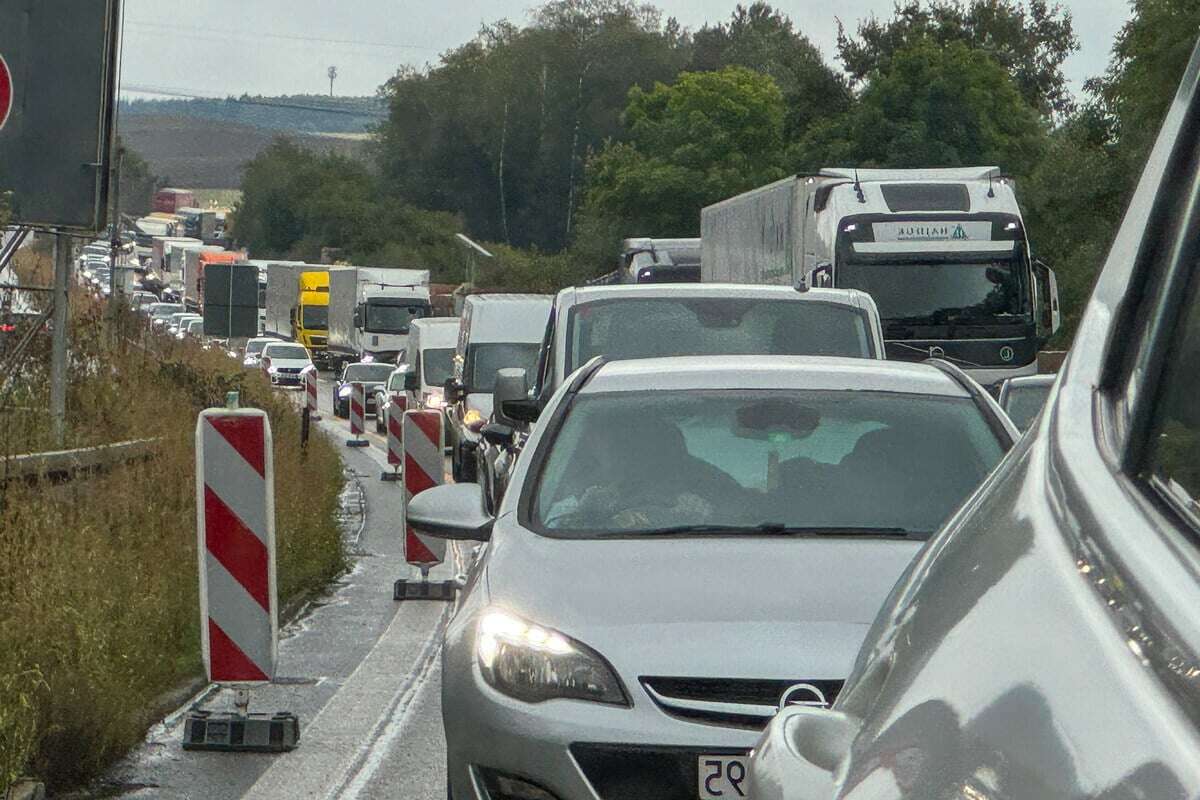 Crash in Baustelle: Stau auf A72 bei Zwickau