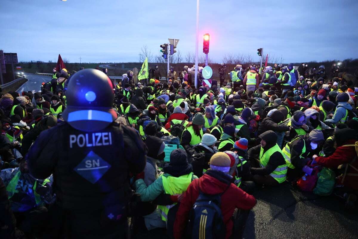 AfD-Parteitag im Liveticker: Demo-Kleber hindern eigene Leute an Anreise!