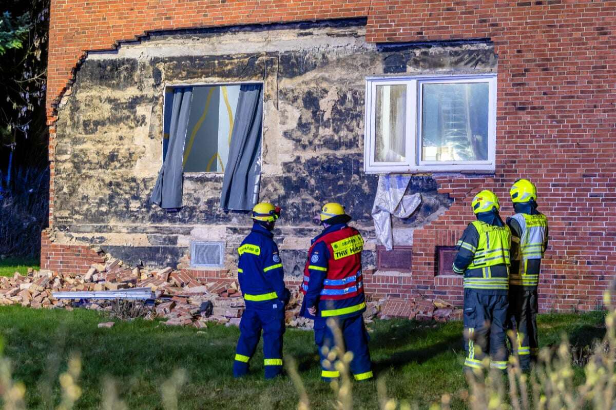 Explosion von Campingkocher zerstört Hauswand