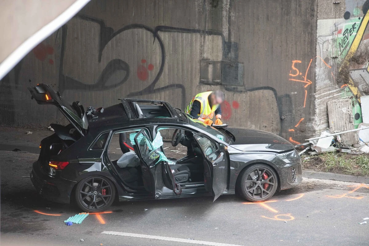 Schwerer Unfall auf A57: Audi-Fahrer stirbt nach Reanimation im Krankenhaus