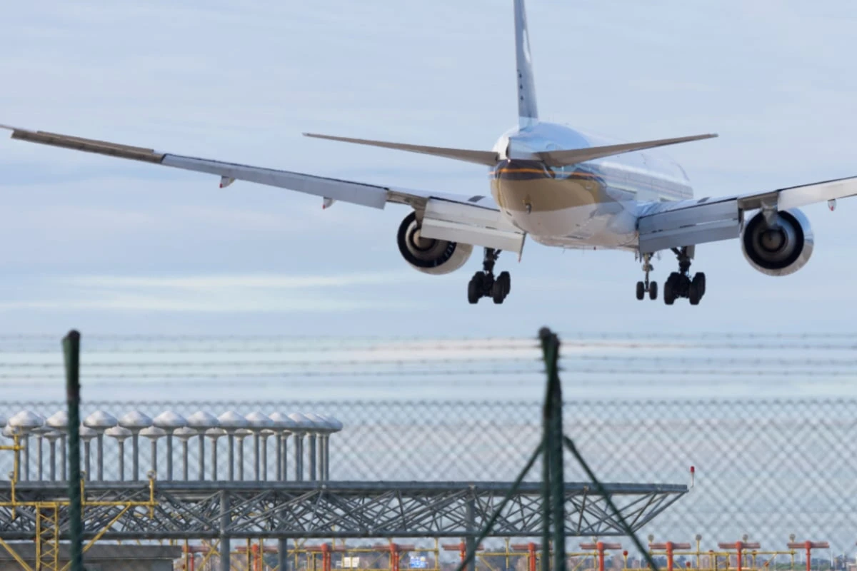 Frau eskaliert im Flugzeug: Maschine muss nach Schlägen und Tritten gegen Crew zwischenlanden