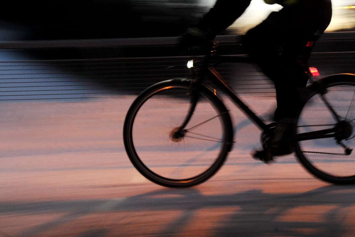 Radfahrer bringt Frau zu Fall und macht sich aus dem Staub: Wer hat ihn gesehen?