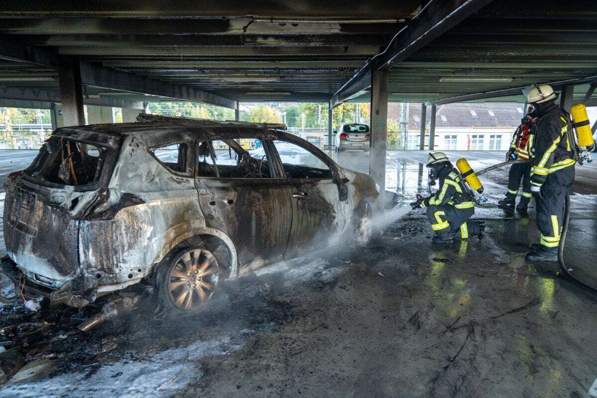 Feuerwehr löscht brennendes Auto: In dem Fahrzeug liegt eine Leiche!