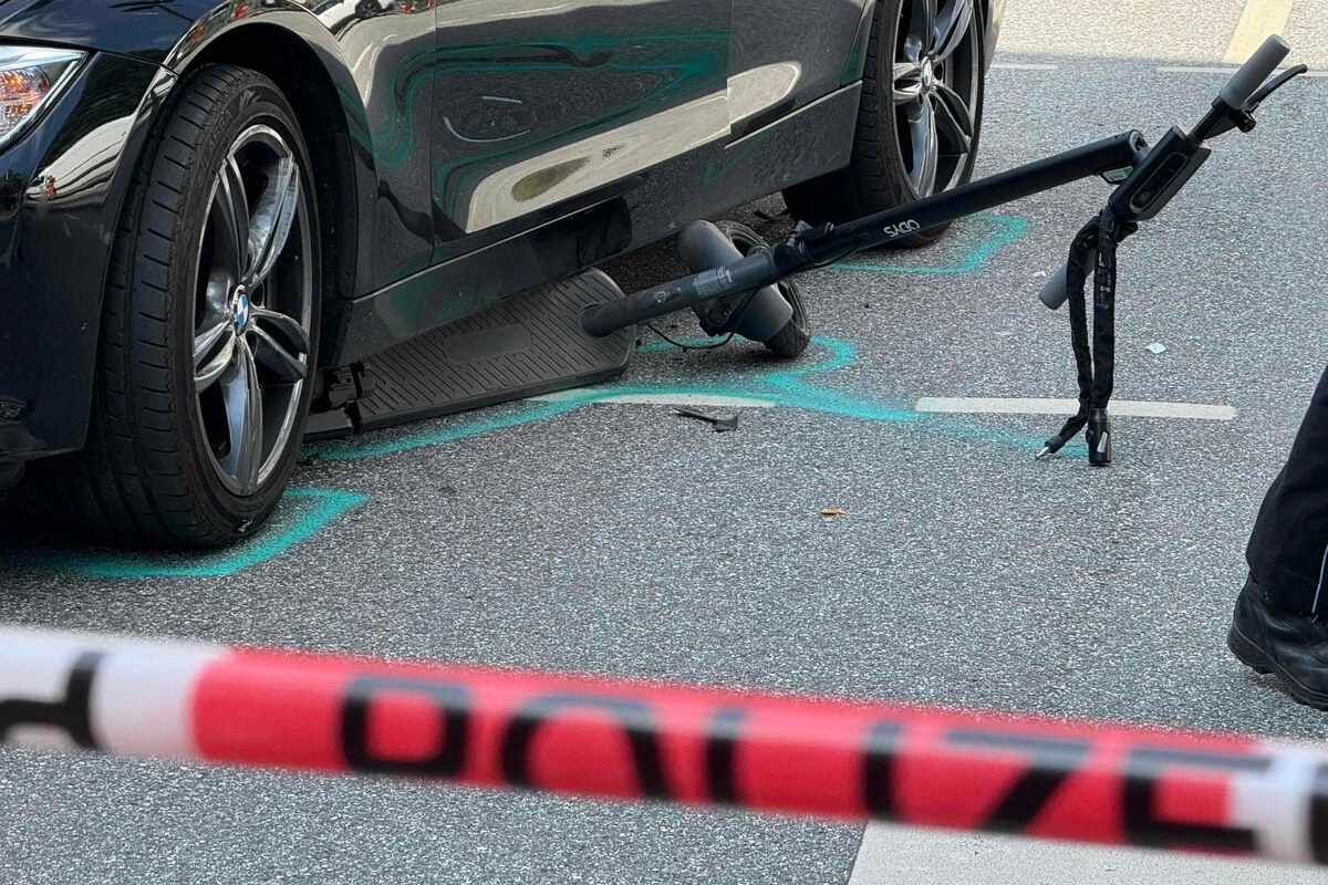 Auto erfasst E-Scooter-Fahrer: Roller unter Fahrzeug eingeklemmt