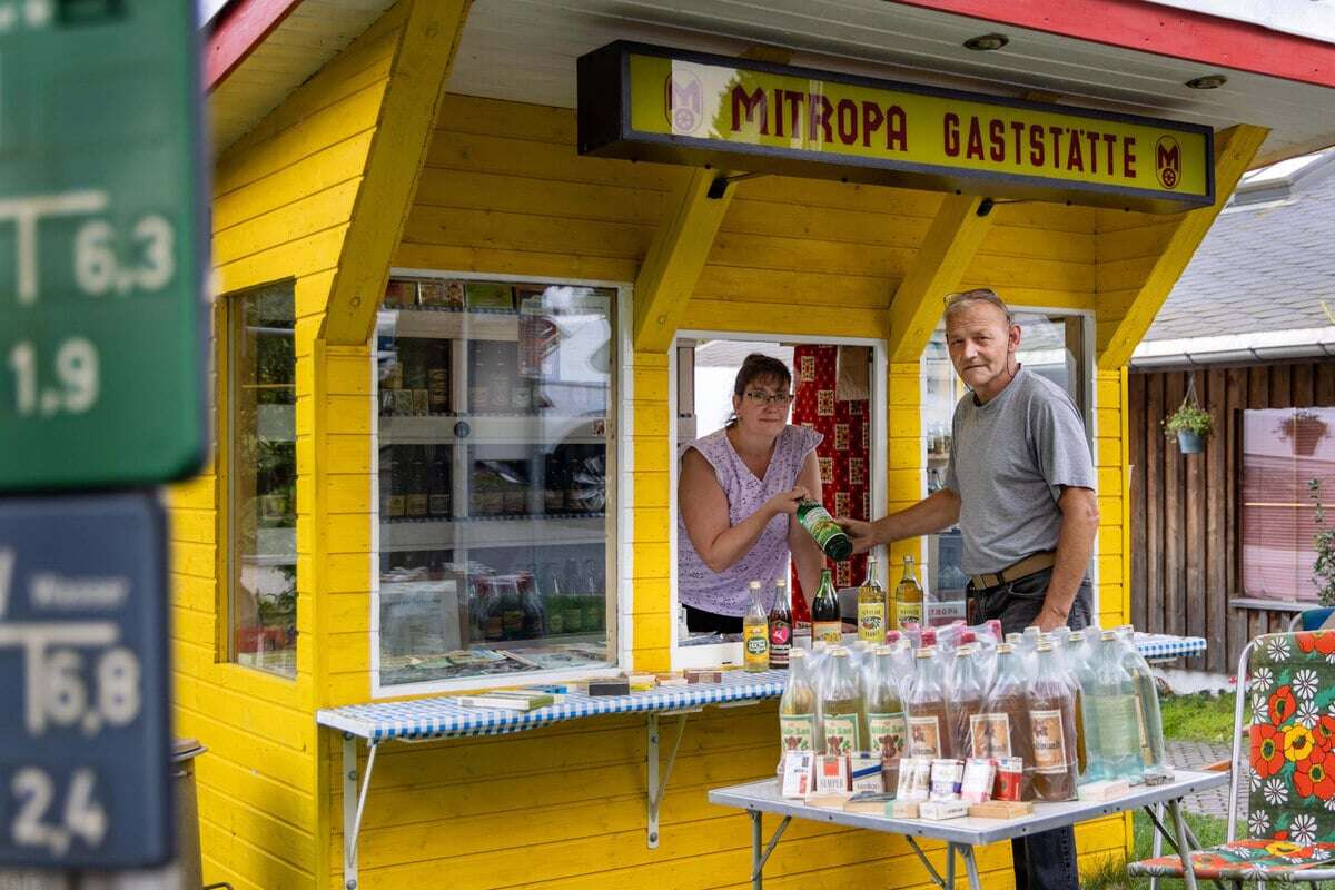 Mit LPG-Kuchen und Limo: DDR-Sammler öffnen ihren Mitropa-Imbiss