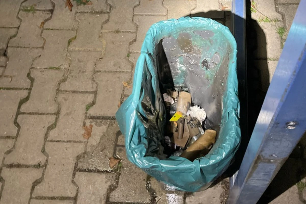 Zeugen gesucht: Vandalen werfen brennenden Böller in Mülleimer