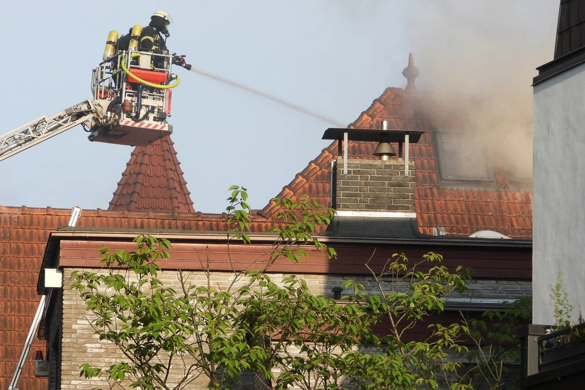 Hitzeschlacht in Hamburg! Einsatzkräfte kämpfen gegen Feuer und Extrem-Temperaturen