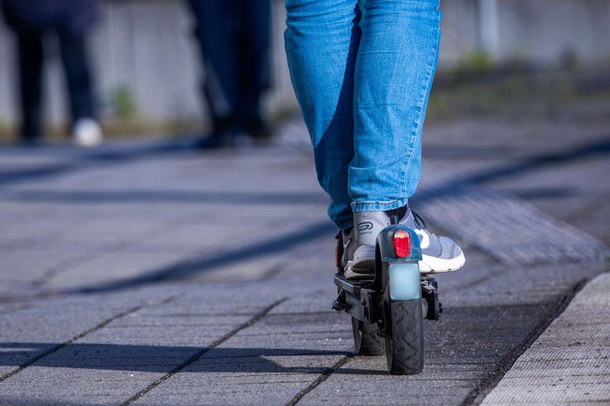 49-Jähriger stürzt mit E-Scooter und stirbt: Polizei steht vor Rätsel!