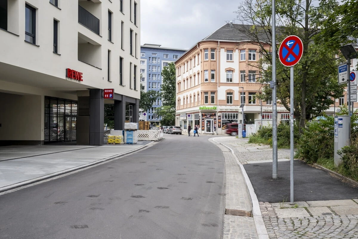 Kostümierter Skater mit 